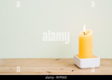 Natürliche Home Decor brennende Kerze auf hölzernen Tisch Stockfoto