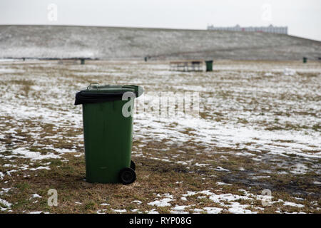 Leere Anzeige Raum Papierkorb kann stehend in einem Picknick Feld im Winter Stockfoto