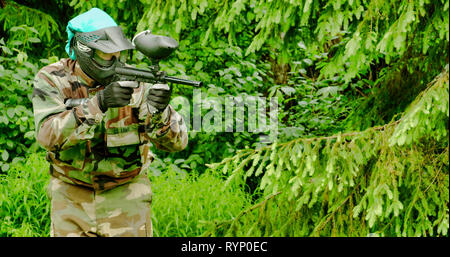 Ein Mann mit Camouflage Outfit ist ein Paintball spielen 4K FS 700 Odyssey 7 Q Stockfoto