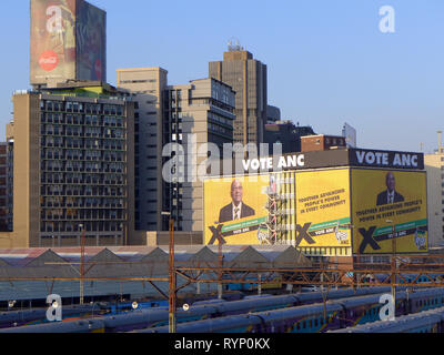 Wahlplakat am Park Station für den ANC in Johannesburg Südafrika Stockfoto