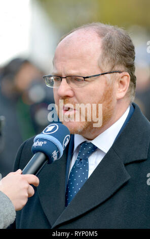 George Freeman MP (Con: Mid Norfolk) auf College Green, Westminster, März 2019 Interview Stockfoto