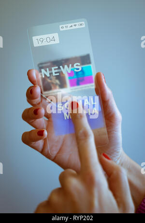 Frau Hand transparent Smartphone und Berühren des Bildschirms Stockfoto