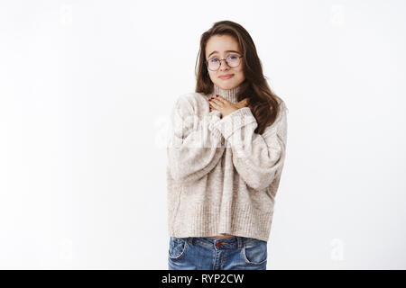 Mädchen Herzen schmelzen wie bei Sweet süßes Geschenk, über Schrei von Silly Geste der Freund, Hände auf die Brust Lächeln erfreut und dankbar, an Stockfoto