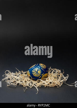 Eine traditionelle litauische Ostereier natürliche Malerei Gelb und Blau in Geometrisches Ornament mit Bienen im Nest Wachs. Kopieren mit Platz für Text. Stockfoto