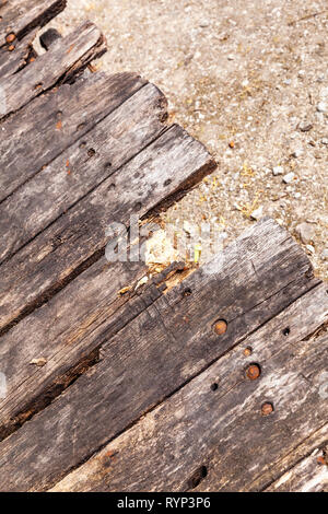 Nahaufnahme des gebrochenen Planken Holz auf der Trolly, im Cromford Mill, Derbyshire, England. Stockfoto