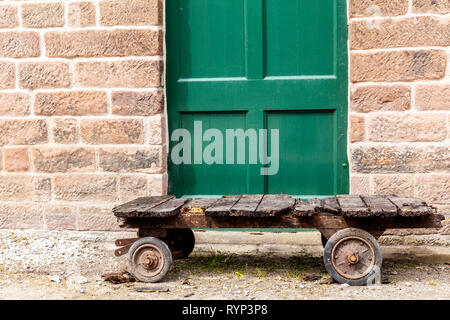 Ansicht von unten der Trolly ausgedient, mit gebrochenen Planken aus Holz, im Cromford Mill, Derbyshire, England. Stockfoto