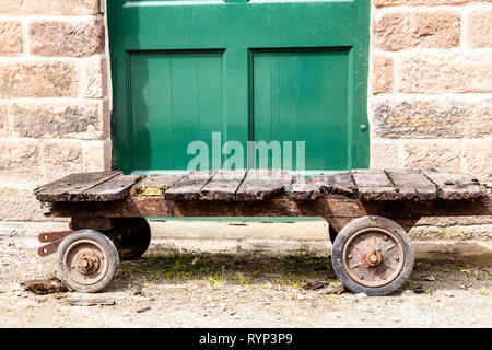 Ansicht von unten der Trolly ausgedient, mit gebrochenen Planken aus Holz, im Cromford Mill, Derbyshire, England. Stockfoto