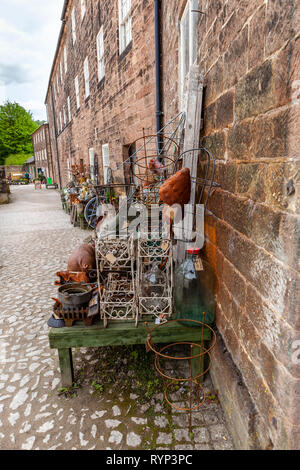 Cromford Mill ist in Derbyshire, England, und hat die bric-a-brac Shop, mit einer Menge der Waren außerhalb. Stockfoto