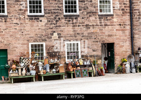 Bric-a-brac Store im Cromford Mill Derbyshire, viele alte interessante Dinge zum Verkauf. Stockfoto