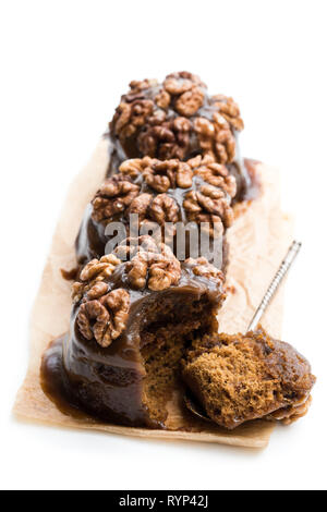 Klebrige Schokolade und walnut Pudding isoliert auf weißem Stockfoto