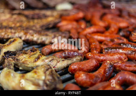 Rippchen und Würstchen vom Grill in einem Grill Stockfoto