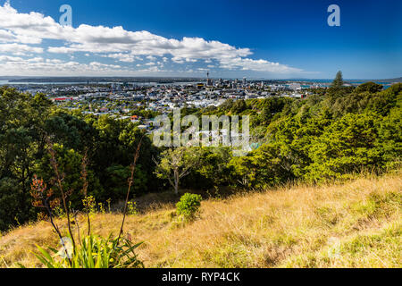 Mt Eden Vulkankegel und Blick auf Auckland City, Neuseeland Stockfoto