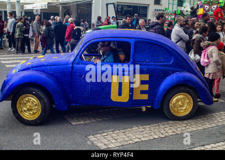 Quarteira, Portugal. .ein alter Volkswagen Käfer Auto dekoriert, um in Carnaval Quarteira teilnehmen. Stockfoto