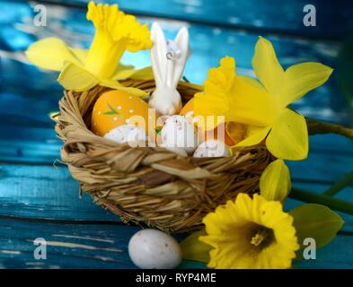 Oster-Deko mit Eiern und Blumen Stockfoto
