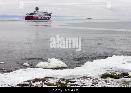 Viking Line Kreuzfahrtschiff im Hafen von Helsinki, Finnland, im Winter, von der Festung Suomenlinna Stockfoto