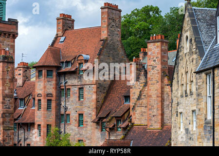 Historische Gebäude, die durch das Wasser von Leith, Dean Village, Edinburgh, Schottland, Großbritannien Stockfoto