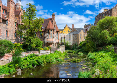 Historische Gebäude, die durch das Wasser von Leith, Dean Village, Edinburgh, Schottland, Großbritannien Stockfoto