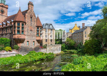 Historische Gebäude, die durch das Wasser von Leith, Dean Village, Edinburgh, Schottland, Großbritannien Stockfoto