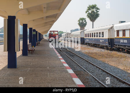 Phnom Penh, Kambodscha - Januar 25, 2019: Ein Zug (Flughafentransfer) in Phnom Penh Bahnhof ankommt. Stockfoto