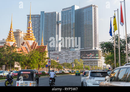 Phnom Penh, Kambodscha - Februar 6, 2019: Nationalversammlung von Kambodscha (links) und die Brücke, ein Hochhaus. Stockfoto