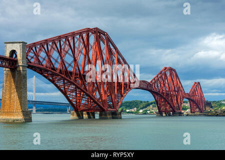 Die Forth Rail Bridge von South Queensferry, Edinburgh, Schottland, Großbritannien Stockfoto