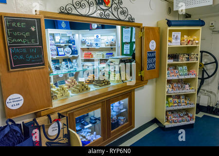 Der NAAFI Shop in der Royal Yacht Britannia, Hafen von Leith, Edinburgh, Schottland, Großbritannien Stockfoto