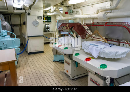 Kleiderpressen in der Wäscherei, Royal Yacht Britannia, Hafen von Leith, Edinburgh, Schottland, Großbritannien Stockfoto