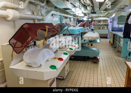 Kleiderpressen in der Wäscherei, Royal Yacht Britannia, Hafen von Leith, Edinburgh, Schottland, Großbritannien Stockfoto