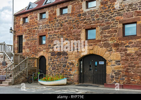 Die East Lothian Yacht Club Gebäude, ein ehemaliger Getreidespeicher Store (gebaut 1802 Besoldungsgruppe B aufgeführt), am Hafen, North Berwick, East Lothian, Schottland, Großbritannien Stockfoto