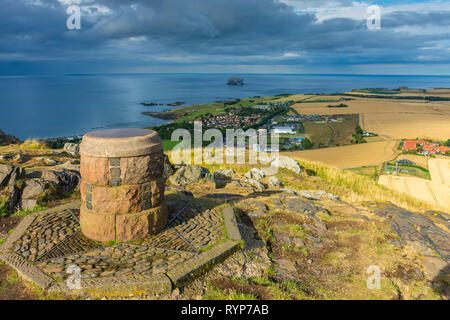 Die toposcope (Orientierungstafel) auf dem Gipfel des North Berwick, East Lothian, Schottland, Großbritannien Stockfoto