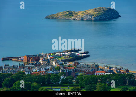 Die Insel von Craigleith und die Stadt North Berwick, vom Gipfel des North Berwick, East Lothian, Schottland, Großbritannien Stockfoto