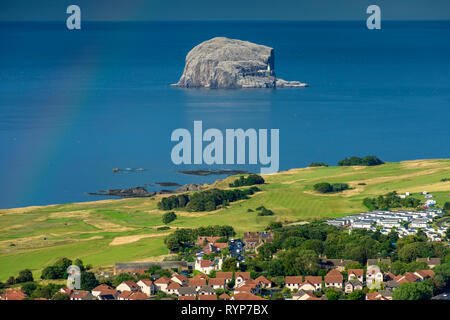 Der Bass Rock und dem östlichen Ende der Stadt North Berwick, vom Gipfel des North Berwick, East Lothian, Schottland, Großbritannien Stockfoto