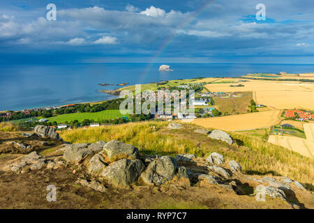 Der Bass Rock und dem östlichen Ende der Stadt North Berwick, vom Gipfel des North Berwick, East Lothian, Schottland, Großbritannien Stockfoto