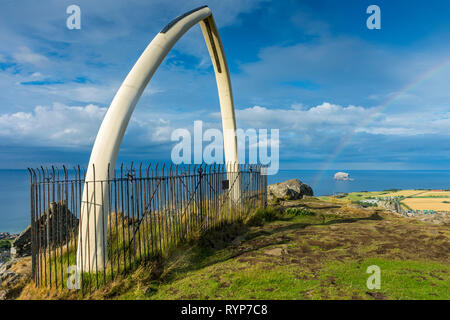 Der Bass Rock vom Replikat Walknochen am Gipfel des North Berwick, East Lothian, Schottland, Großbritannien Stockfoto