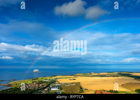 Der Bass Rock und Rainbow vom Gipfel des North Berwick, East Lothian, Schottland, Großbritannien Stockfoto