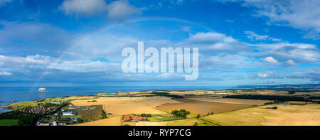 Der Bass Rock und Rainbow vom Gipfel des North Berwick, East Lothian, Schottland, Großbritannien Stockfoto