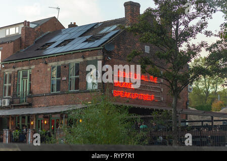 SHEFFIELD, Großbritannien, 20. Oktober 2018: Das Riverside Pub in Sheffield im Herbst Stockfoto