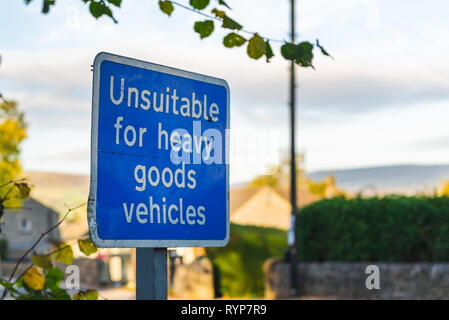 Ein blaues Schild mit der Aufschrift "ungeeignet für schwere Nutzfahrzeuge Stockfoto