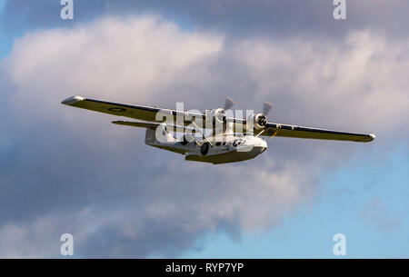 Ein USAF Catalina spotter Flugzeug fliegen über Duxford Stockfoto