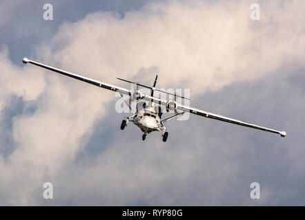 Ein USAF Catalina spotter Flugzeug fliegen über Duxford Stockfoto