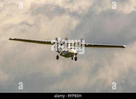 Ein USAF Catalina spotter Flugzeug fliegen über Duxford Stockfoto