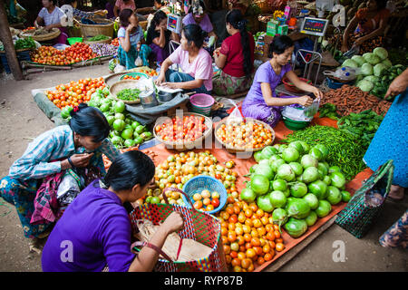 Händler in Nyaung U Markt in der Nähe von Bagan in Myanmar Stockfoto