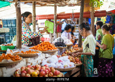 Händler in Nyaung U Markt in der Nähe von Bagan in Myanmar Stockfoto