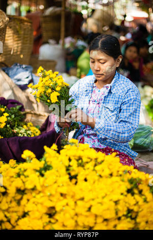 Händler in Nyaung U Markt in der Nähe von Bagan in Myanmar Stockfoto