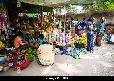 Händler in Nyaung U Markt in der Nähe von Bagan in Myanmar Stockfoto