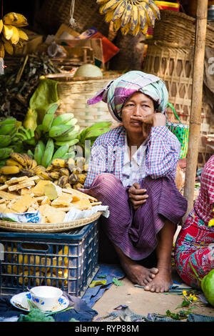 Händler in Nyaung U Markt in der Nähe von Bagan in Myanmar Stockfoto