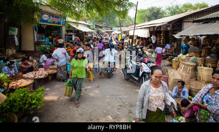 Händler in Nyaung U Markt in der Nähe von Bagan in Myanmar Stockfoto