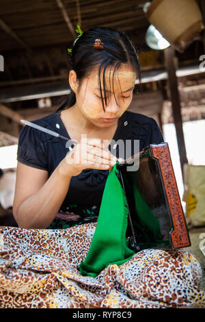 Eine Arbeiterin an der jemals Stand Lackwaren Werkstatt in der Nähe von Bagan, Myanmar Stockfoto