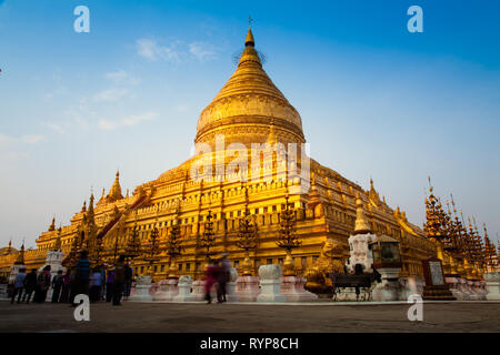 Schwezigon Pagode bei Sonnenuntergang, Bagan, Myanmar Stockfoto