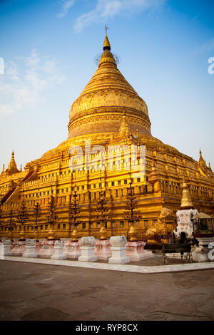 Schwezigon Pagode bei Sonnenuntergang, Bagan, Myanmar Stockfoto